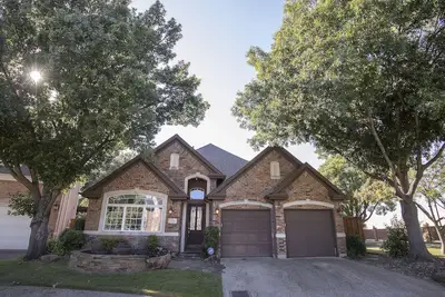 Image de Maison haut de gamme, quartier relaxant proche de tout ce que Dallas a à offrir.