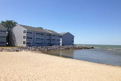 Image de Lakefront Condo - Vue à couper le souffle, taux d'automne en vigueur, Walk To Jet Express! !