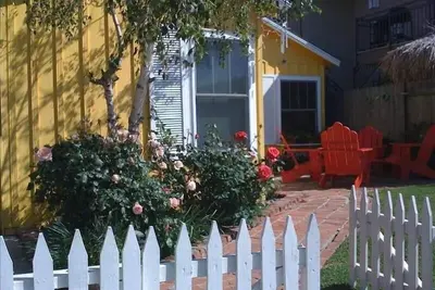 Image de Le Yellow Beach Cottage des artistes