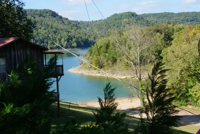 Image de Chalet rustique au bord du lac au centre Hill Lake - Vues sur l'eau, grande terrasse
