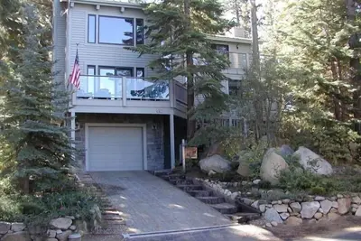 Image de Maison de vacances toutes saisons avec vue sur le lac et la plage.