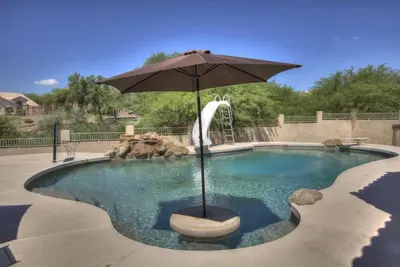 Image de Maison de golf de plain-pied avec 4 chambres, piscine chauffée avec toboggan et toboggan