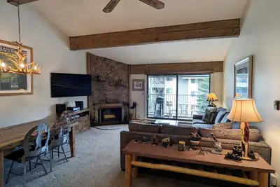 Image de Condo rénové avec WiFi gratuit, parking, piscine chauffée, bains à remous, navette pour les skieurs