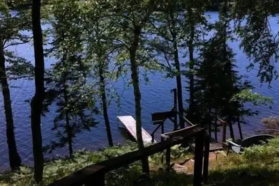 Image de Maison privée et paisible au bord du lac sur le lac Lindsley sur la chaîne des lacs Cisco