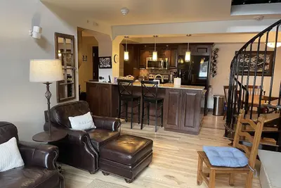 Image de Situé au coeur du village de Vail. Parking souterrain, bain à remous et piscine!