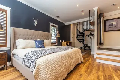 Image de A 6 chambre décorée professionnellement retraite au sommet de Blue Mountain.