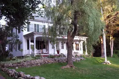Image de Maison de capitaine de la mer rénovée datant de 1854 avec vue sur le port de Deer Isle Village