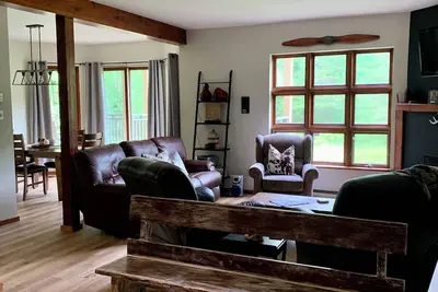 Image de 2 chambres 2 salles de bain, 6 couchages, wifi gratuit, parking gratuit, bain à remous, récemment mis à jour