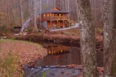 Image de Yellow Creek Cabin, isolée, sur le ruisseau N. C. Ruisseau de truite, près de Fontana