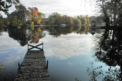 Image de Le meilleur des deux mondes, au bord du lac avec des plages à proximité.