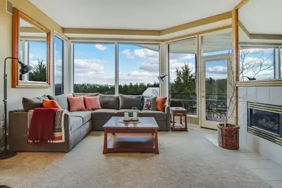 Image de Condo avec vue sur la rivière, près de la ville / montagne, nouveau bain à remous privé