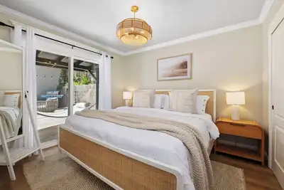 Image de Élégant hôtel chic de style Cottage Beach-Ac centrale, Patio, vélos, à pied de la plage