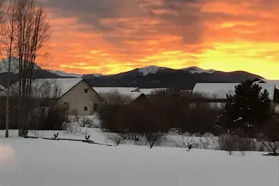 Image de Vues Mtn incroyables, bain à remous privé, ouvert et aéré, entièrement mis à jour!