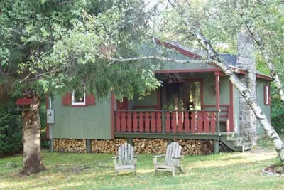 Image de 1 mile de Storyland et courte distance en voiture de nombreuses activités familiales! Grands équipements!