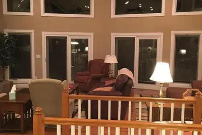 Image de 5 Br 4. 5 Ba avec une vue imprenable sur le lac et un bateau