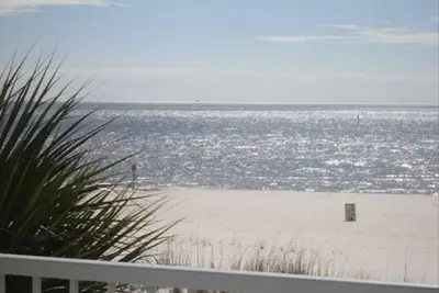 Image de Condo Spectaculaire De Piscine Avec Vue Sur L'Eau Directement Sur La Plage