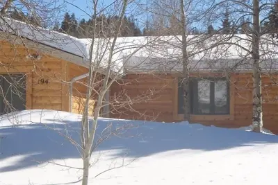 Image de 3 chambres, très bien situé, un bain à remous privé, près des pistes de domaine