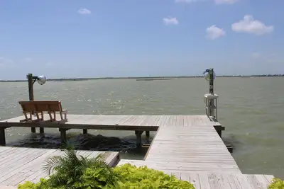 Image de Beautiful New Waterfront Home with a Pool & Boat Slip