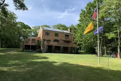 Image de Belle Lakefront Accueil avec des vues exceptionnelles!