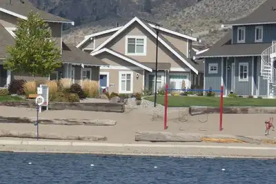 Image de Profitez du soleil, du sable, de l'eau et du vin à Sandpiper Beach House sur le lac le plus chaud du Canada