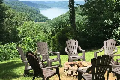 Image de Préparez-vous pour l'automne! 3 acres boisés, belle vue sur le lac, bain à remous et foyer!