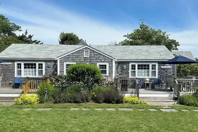 Image de Charming 2 Chambres, 1 salle de bain Cottage sur Lane privé en ville w / Stationnement