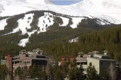 Image de Ski-in Condo, pour 9 personnes dans 3 chambres + mezzanine avec 3 bains, 1 bloc hors-rue