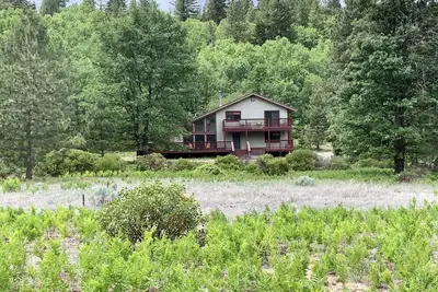 Image de Chalet Shasta sur 35 acres avec vue panoramique sur les montagnes / bain à remous / sauna