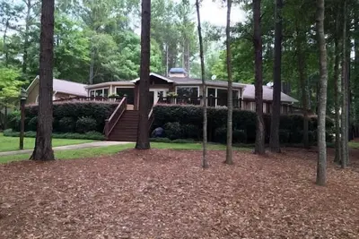 Image de Location mensuelle seulement. Reynolds Plantation Lake Front Home. 2 criques de Ritz