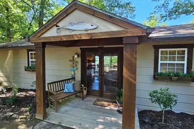 Image de Maison de campagne extrêmement isolée avec vue magnifique sur les montagnes et le lac
