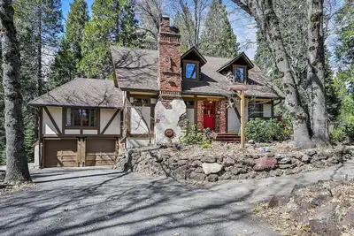 Image de Enchanting Tudor Home Set In Tall Forest