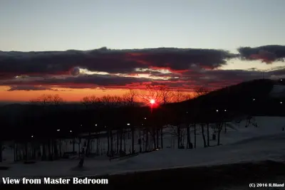 Image de True Ski In / Out! Laissez-passer d'invité! Descendez du pont sur les pistes pour débutants!