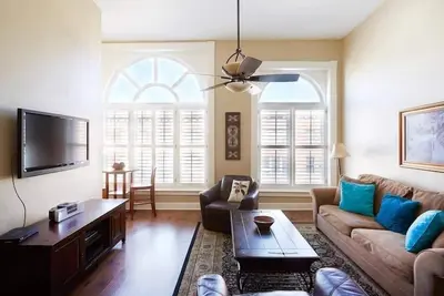 Image de Telfair Loft 310: Étapes de River Street et City Market.
