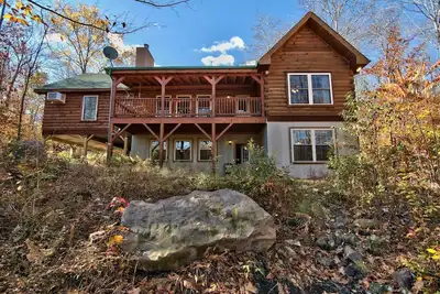 Image de Log Cabin 5br 3 Ba Spa Table de billard Fire Pit Wifi Poker Shuffleboard!