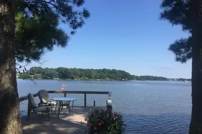 Image de Magnifique chalet au bord de l'eau près du centre-ville de Norfolk - Vue paisible et relaxante sur l'eau