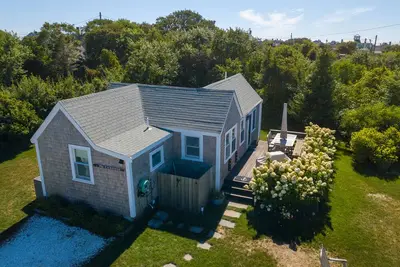 Image de Adorable Cottage West End avec vue directe sur l'eau, à distance de marche de la plage