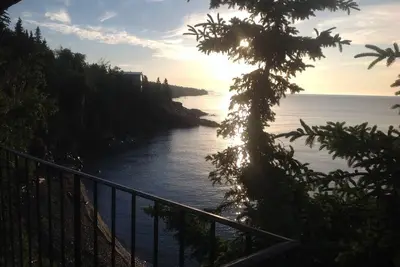 Image de \"Sunrise & Serenity\" perché à droite sur la rive du lac Supérieur de la Côte-Nord