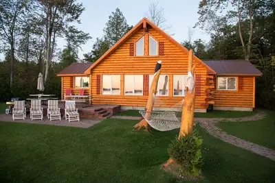 Image de Charme Lakefront Log Cottage, Avec 4 Mobilier étoiles, 15 min. N de Mighty Mac