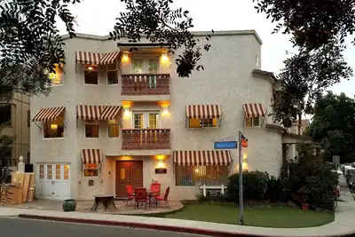 Image de Beau, haut de gamme, spacieux et plus récent 2 chambres 2. 5 salles de bain Villa 3 étages. 4 couchages.