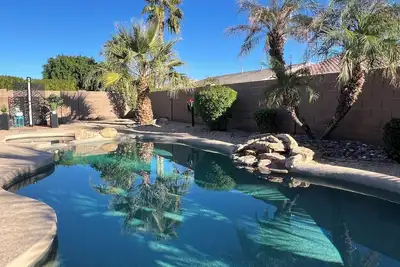Image de Maison familiale de plain-pied de 3000 pieds carrés, piscine / spa privé chauffé