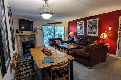 Image de Condo rénové avec WiFi gratuit, parking, piscine chauffée, bains à remous, navette pour les skieurs