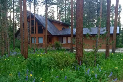 Image de Chalet niché dans les bois, près de la ville!