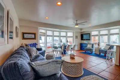 Image de Maison de 3 chambres. Terrasse sur le toit avec vue sur la baie!