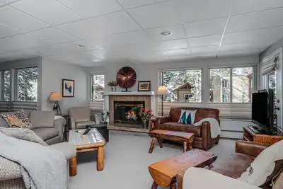 Image de Vous allez adorer cette mise à jour 2 ch. 3 condo de bain! Marchez jusqu'au pic 9 remontées mécaniques et ville. .