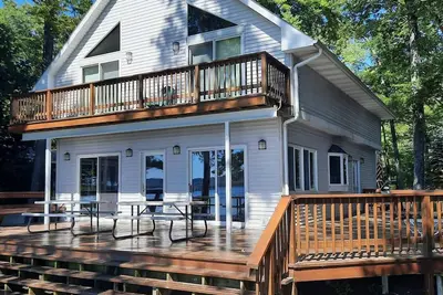 Image de Août spécial, 3300 $ / sem. , 5 chambres, 3 salles de bain, bord du lac, plan de la famille double