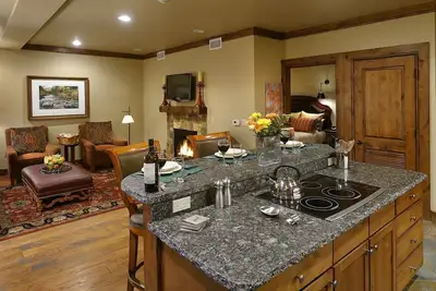 Image de Superbe condo de luxe avec services complets à Aspen disponible pour la semaine des jeux X. . 1 lit 1 chambre