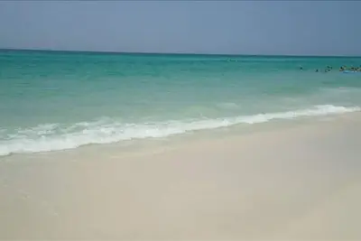 Image de Miramar Beach Maravilla 1br 1. 5 Ba, vue sur le golfe, plage privée avec chaises et parasol