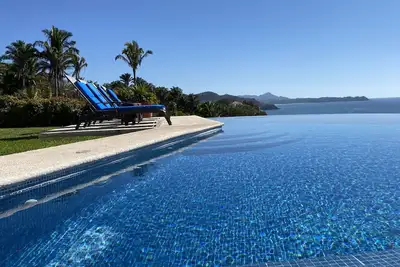 Image de Casa Melissa -Oceanfront, vues fabuleuses, piscine à débordement, , tennis privé
