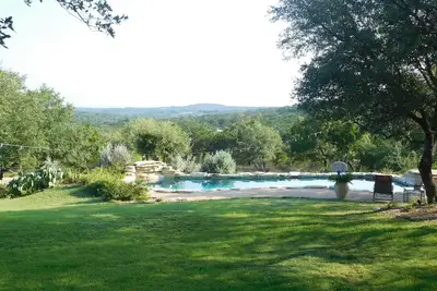 Image de Private Hill Country Retreat, vues panoramiques, immense porche, maison spacieuse