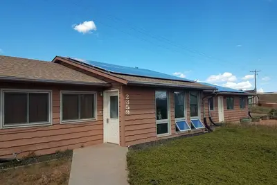 Image de Confortable maison passive solaire à 3 chambres avec barbe de terre dans un quartier calme près de U. W.